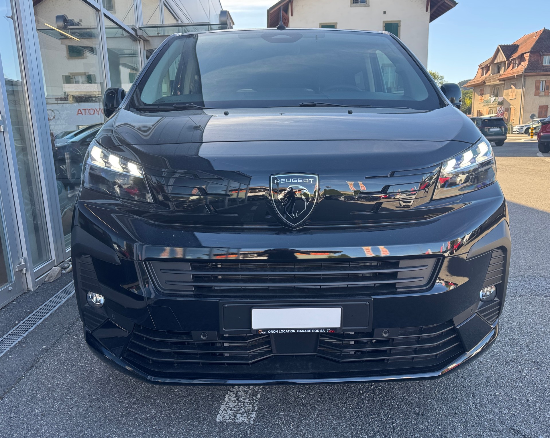 PEUGEOT Traveller 2.2 BlueHDi Business Long EAT8-image-1