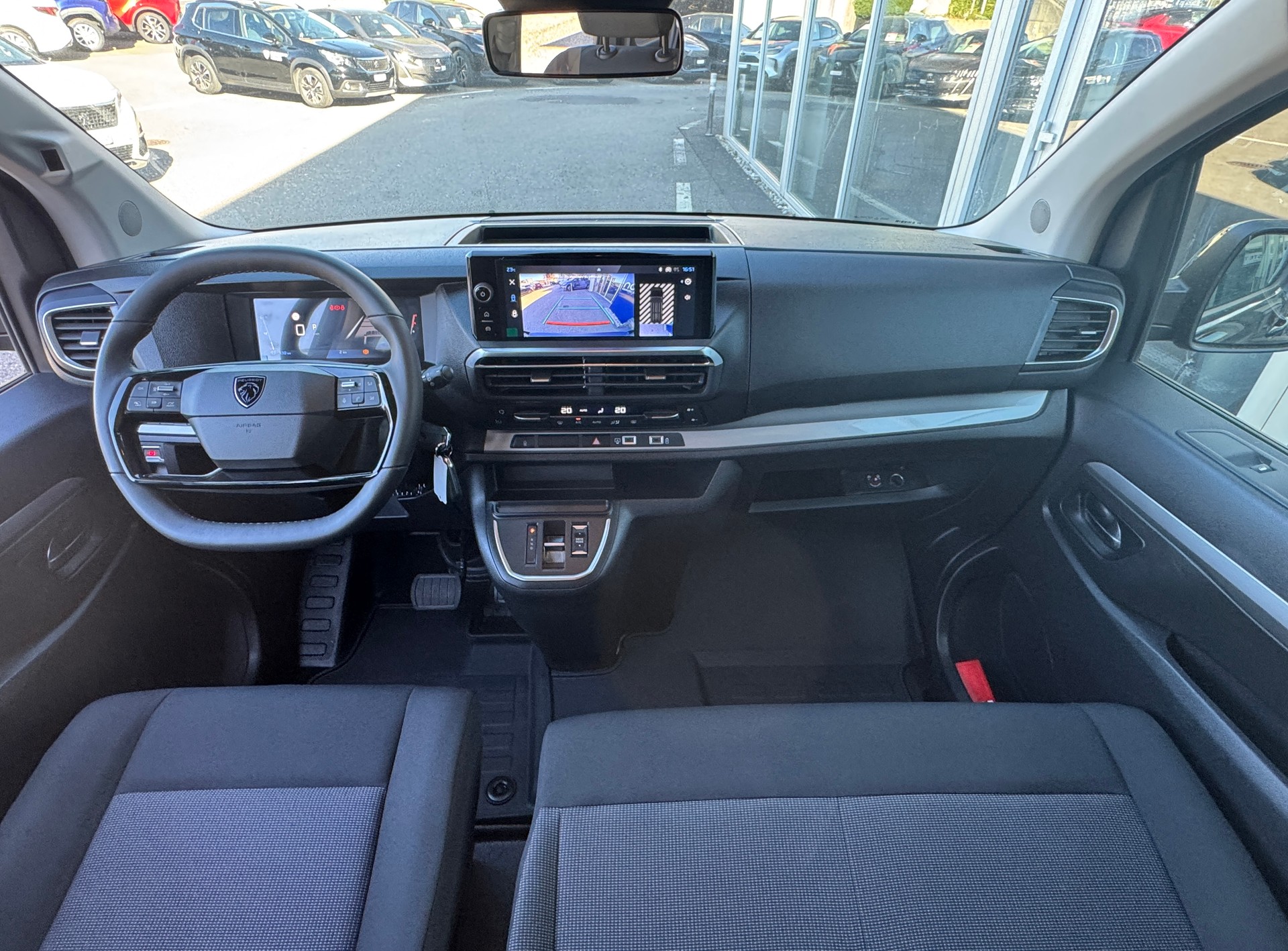 PEUGEOT Traveller 2.2 BlueHDi Business Long EAT8-image-9