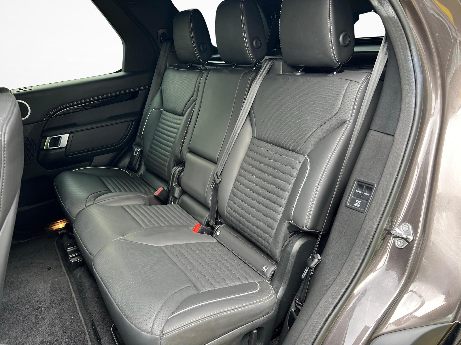 LAND ROVER Discovery 3.0 D I6 300 R-Dynamic HSE-image-10