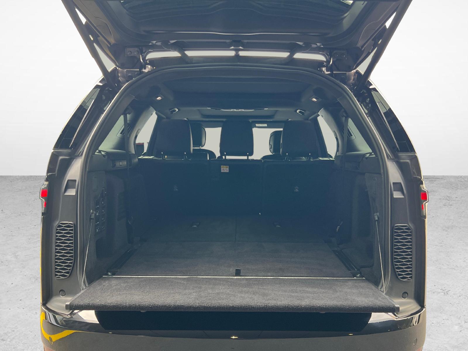 LAND ROVER Discovery 3.0 D I6 300 R-Dynamic HSE-image-11