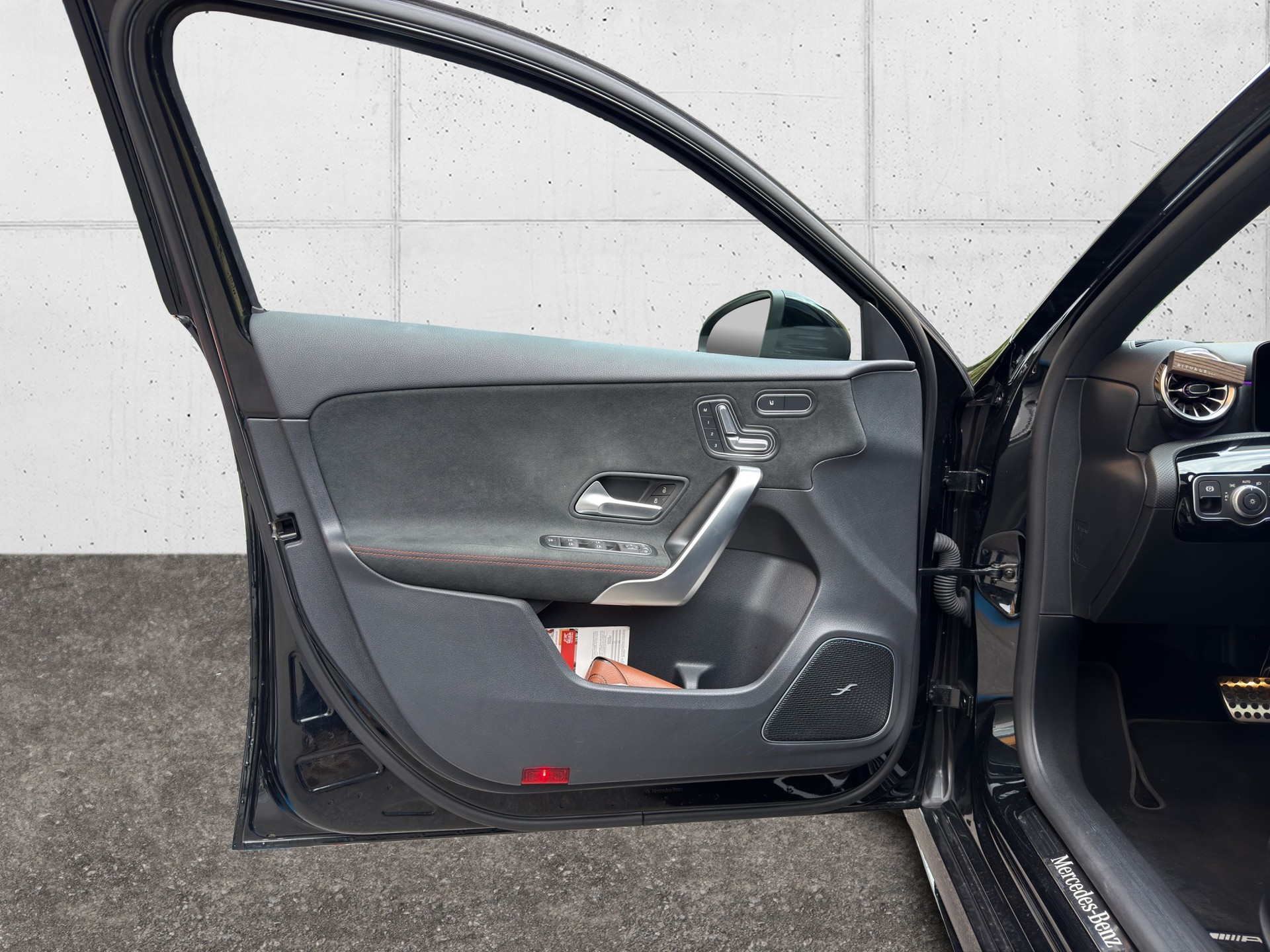 MERCEDES-BENZ A 200 AMG Line 7G-DCT-image-26