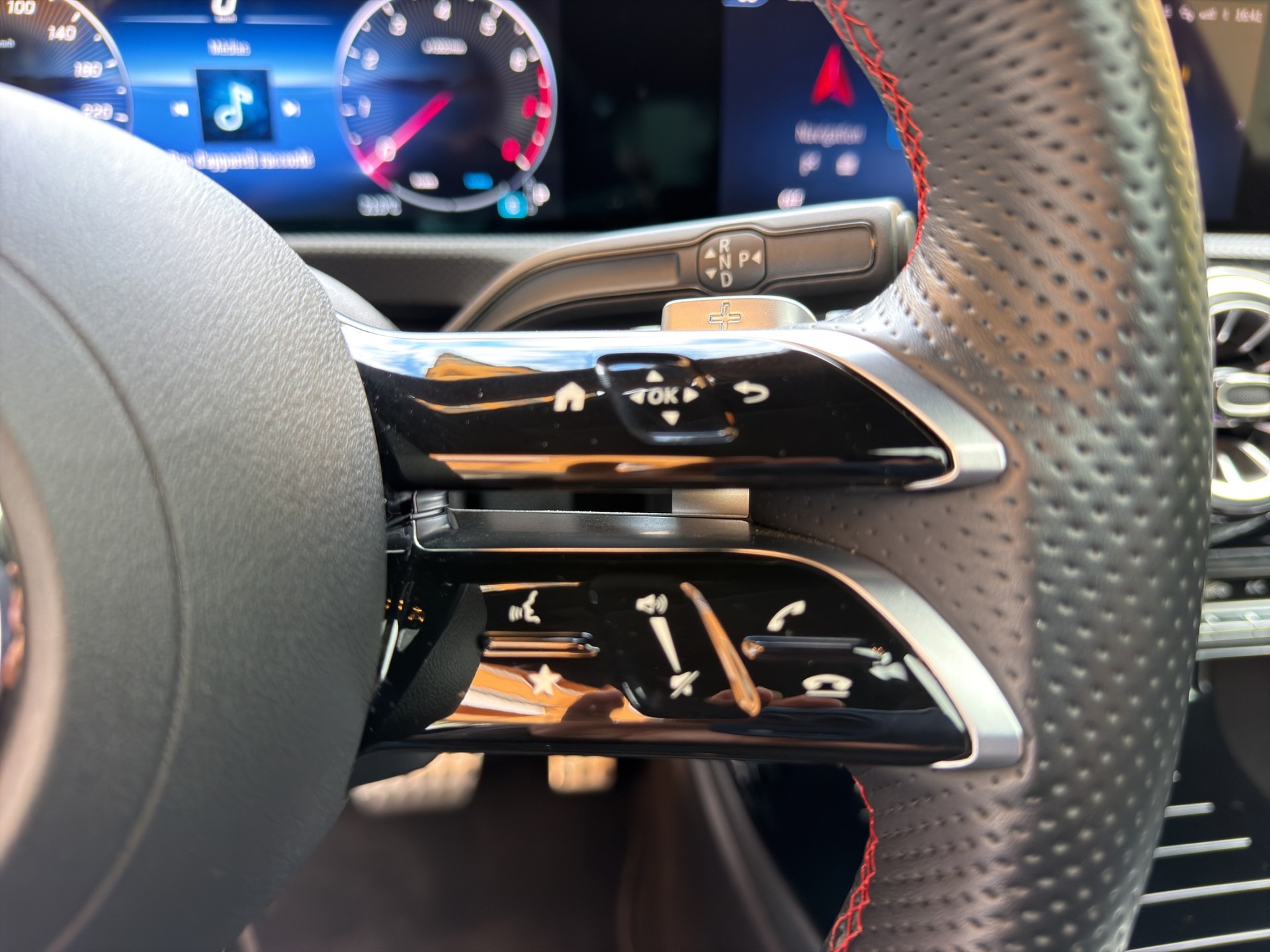 MERCEDES-BENZ A 200 AMG Line 7G-DCT-image-17