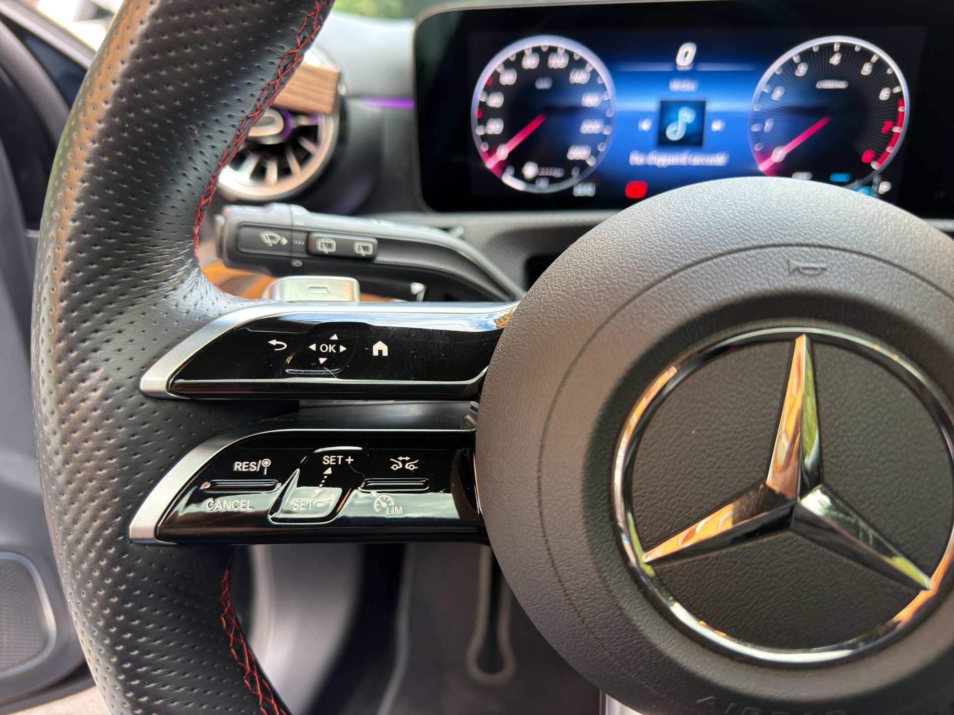 MERCEDES-BENZ A 200 AMG Line 7G-DCT-image-16