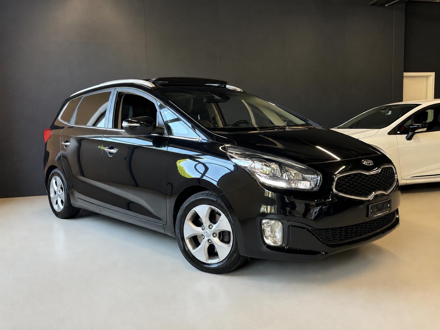 KIA Carens 1.7 CRDi Style DCT-image-3