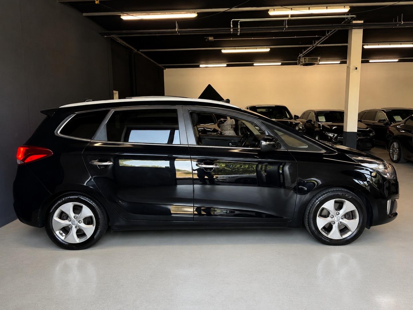 KIA Carens 1.7 CRDi Style DCT-image-8
