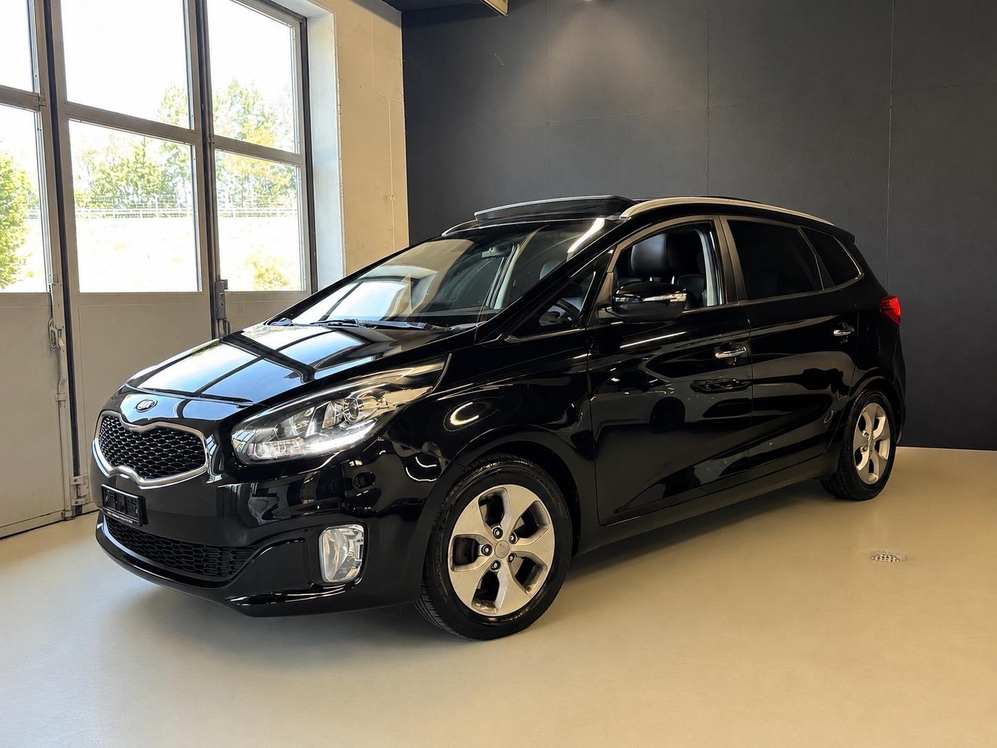 KIA Carens 1.7 CRDi Style DCT-image-4