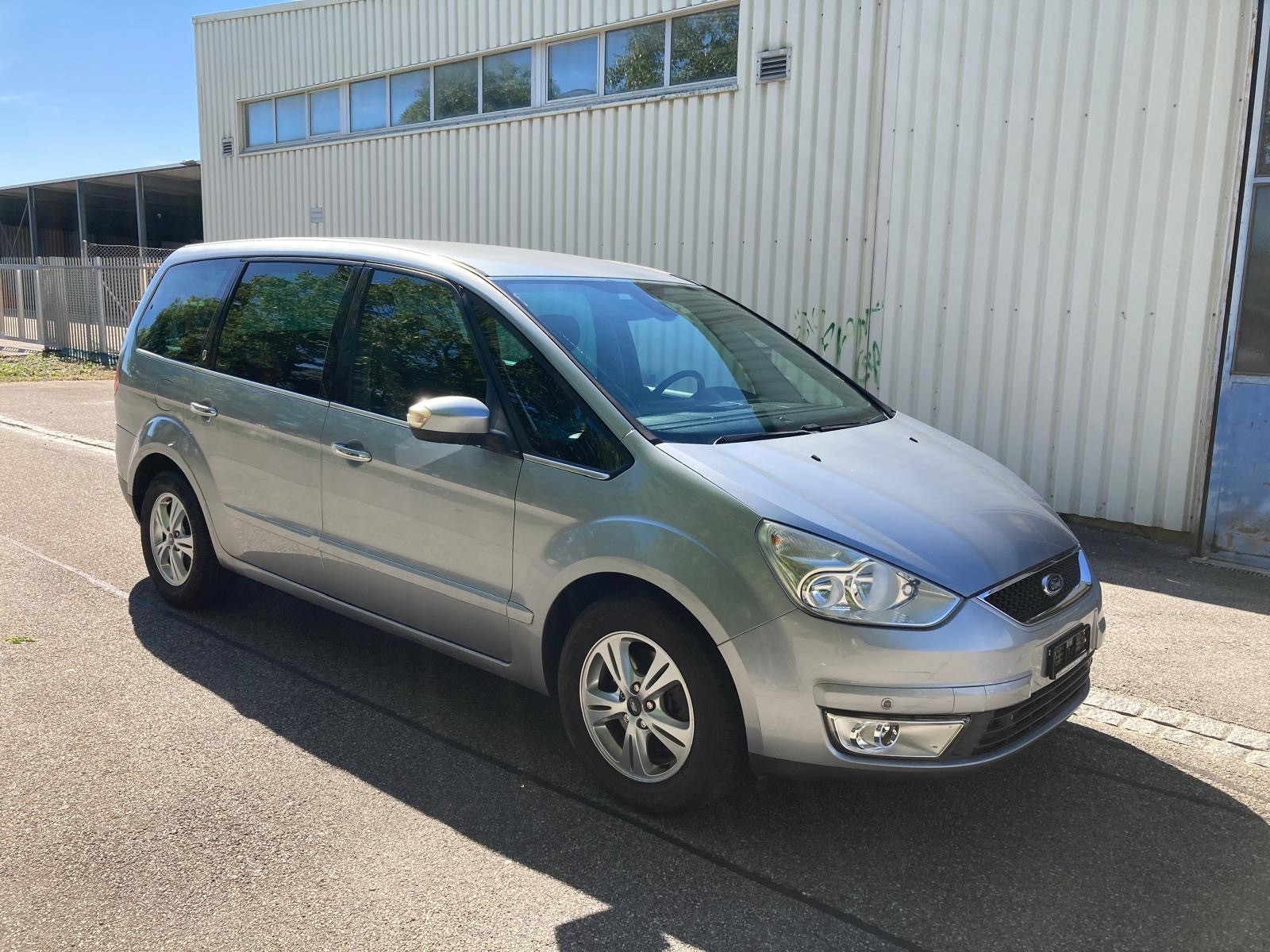FORD Galaxy 2.0i Ghia-image-2