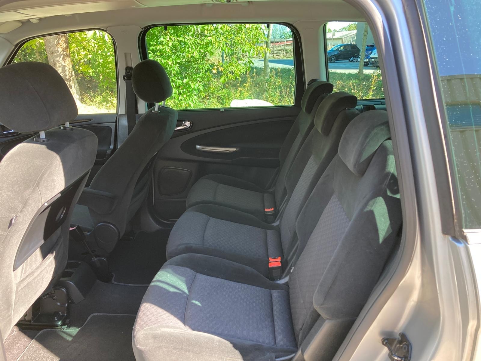 FORD Galaxy 2.0i Ghia-image-9