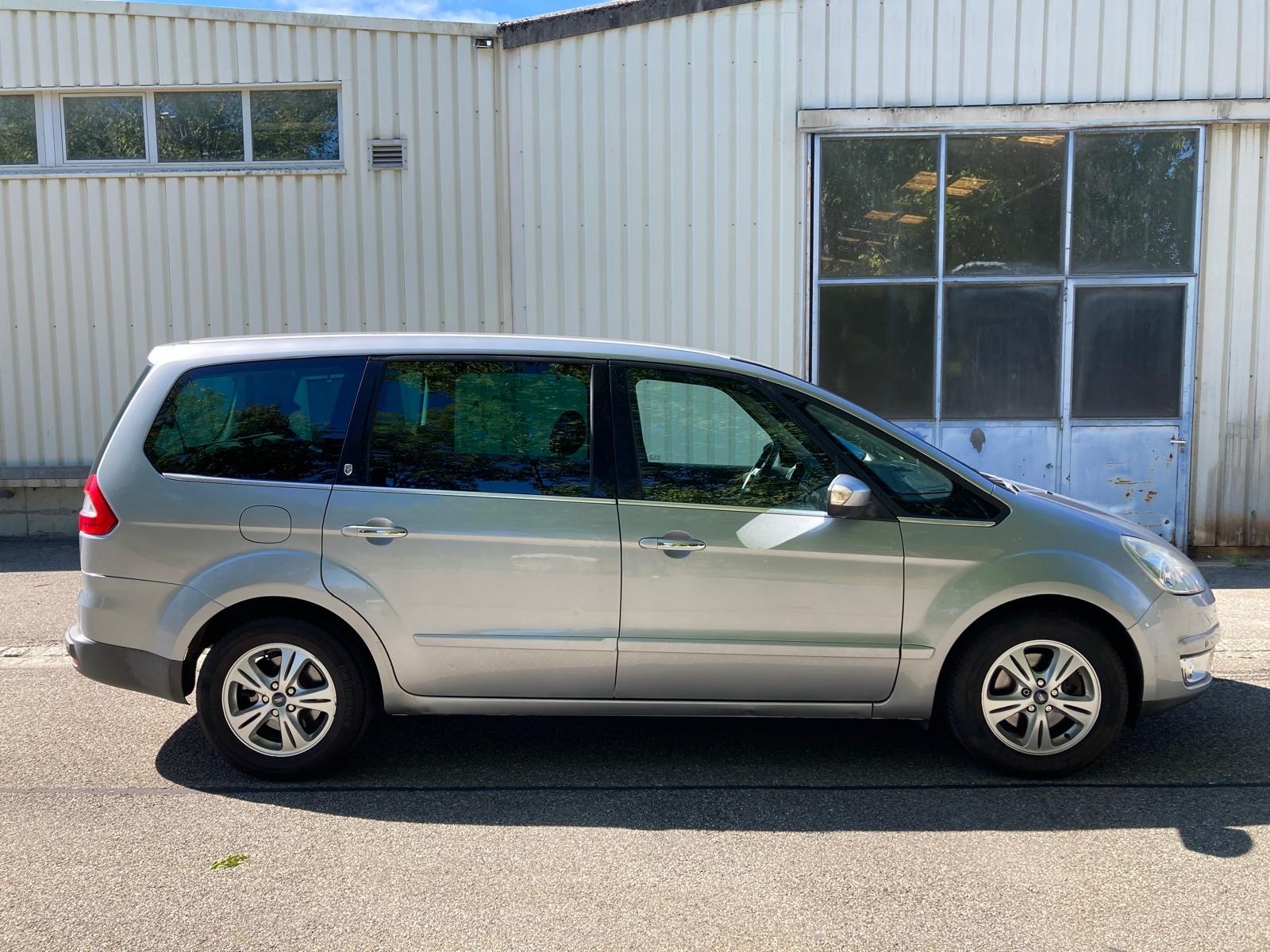 FORD Galaxy 2.0i Ghia-image-3
