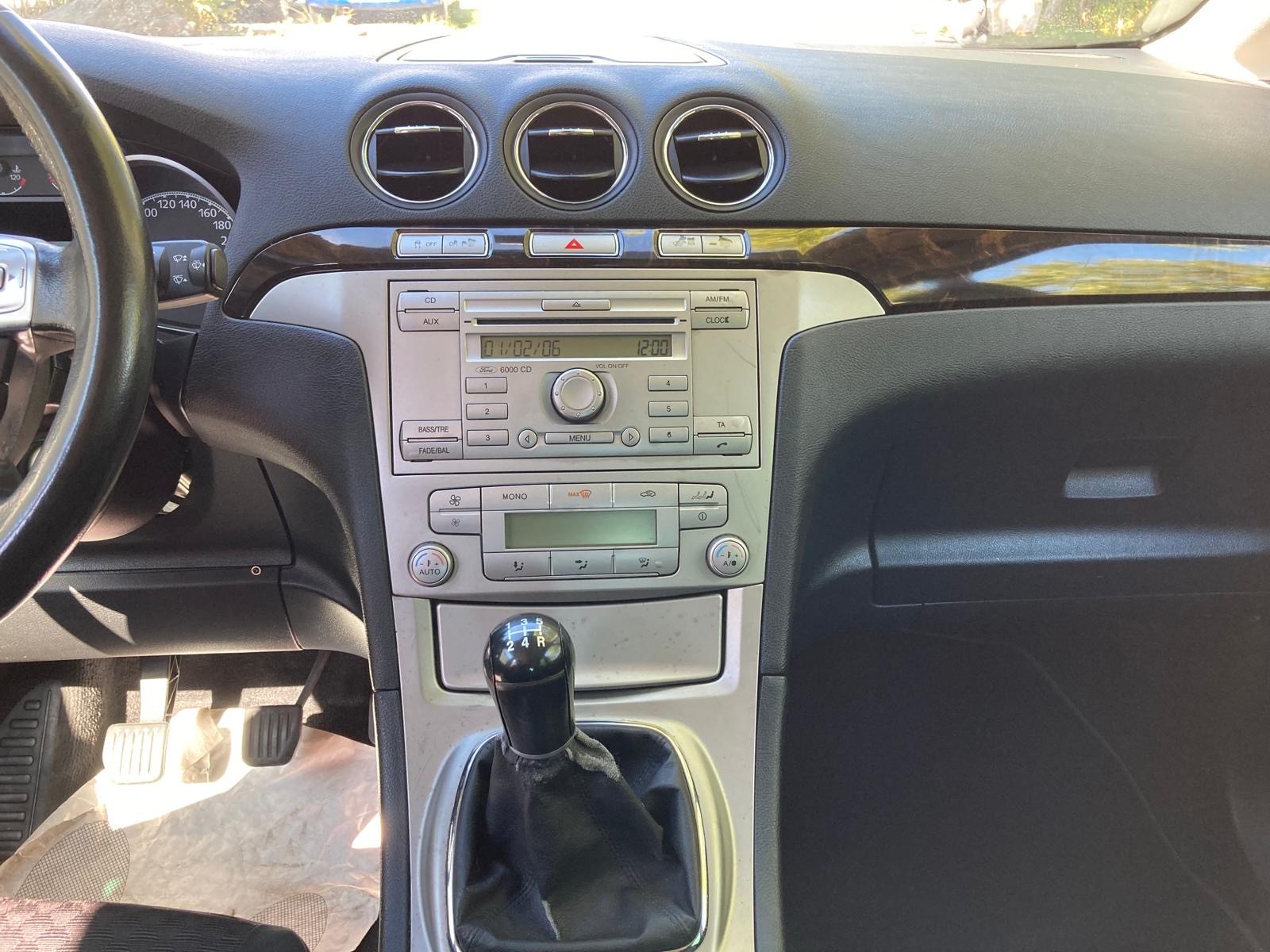 FORD Galaxy 2.0i Ghia-image-12