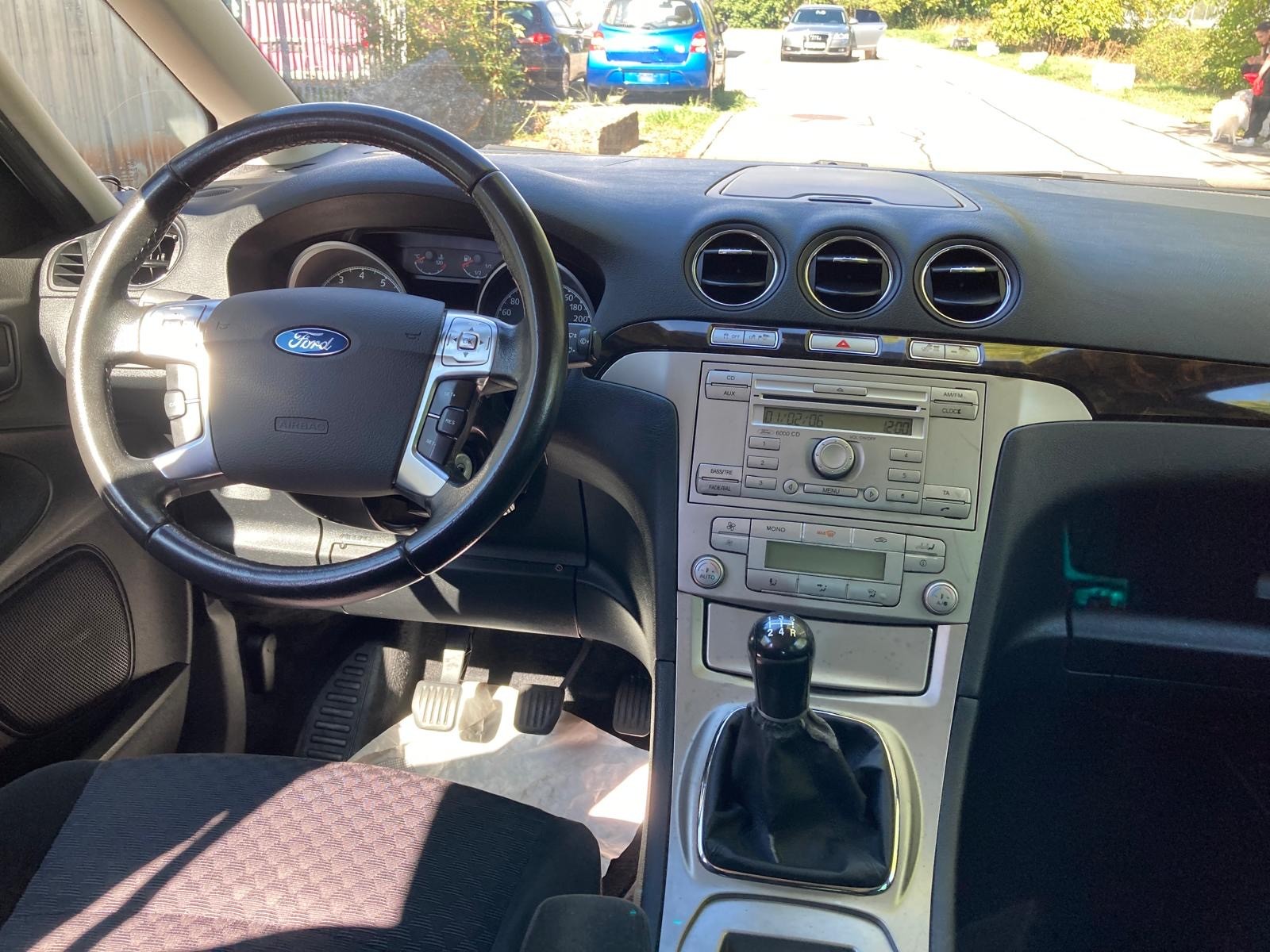 FORD Galaxy 2.0i Ghia-image-11