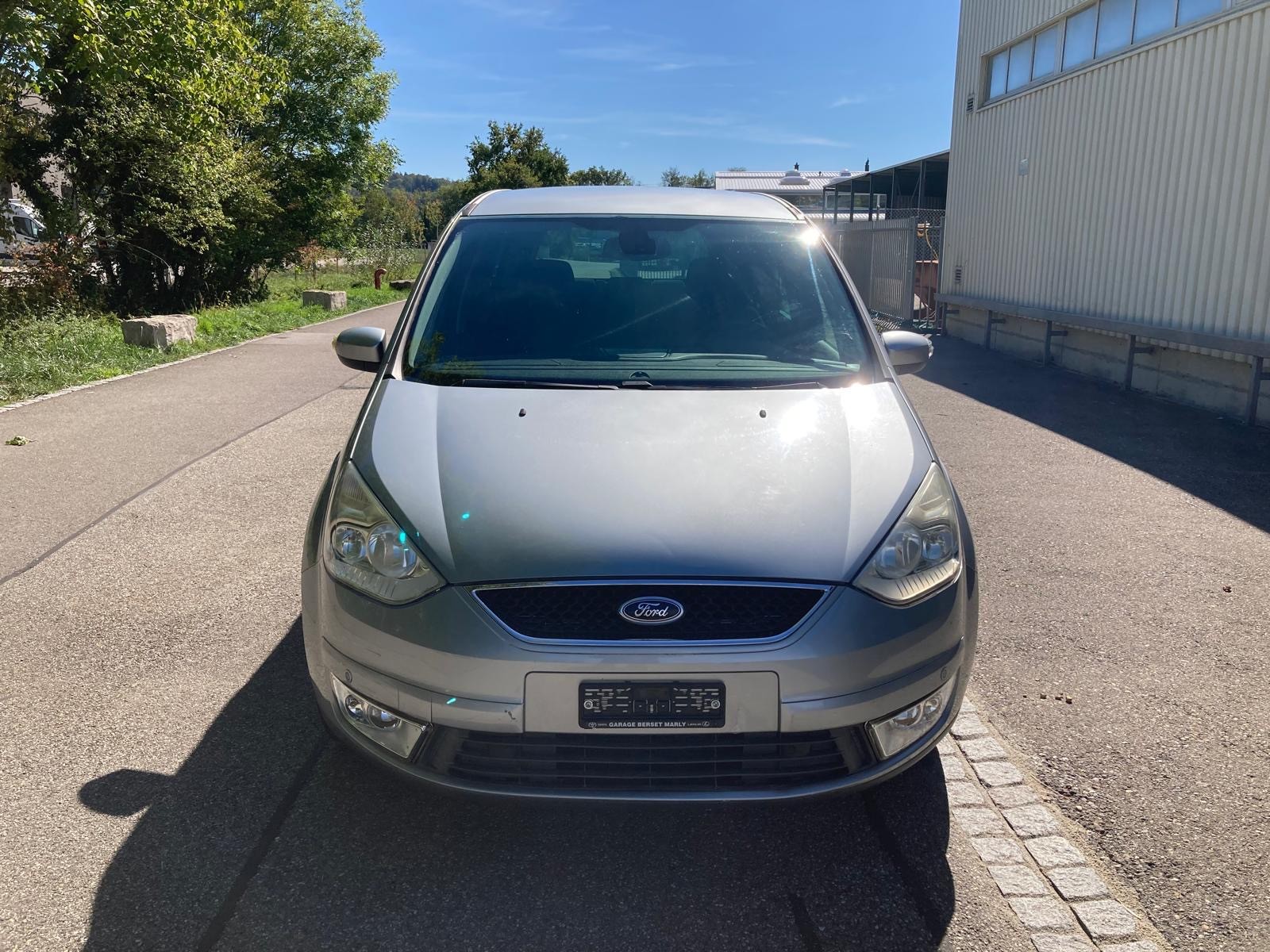 FORD Galaxy 2.0i Ghia-image-1