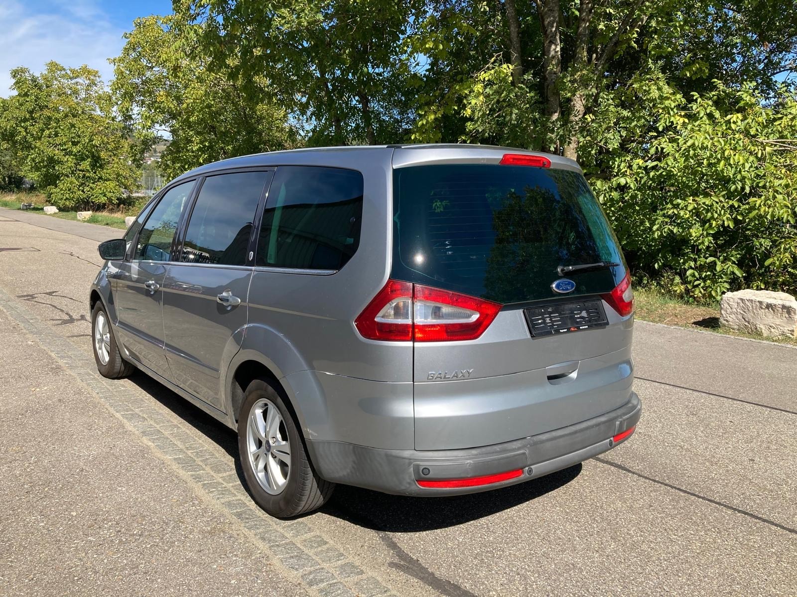 FORD Galaxy 2.0i Ghia-image-6