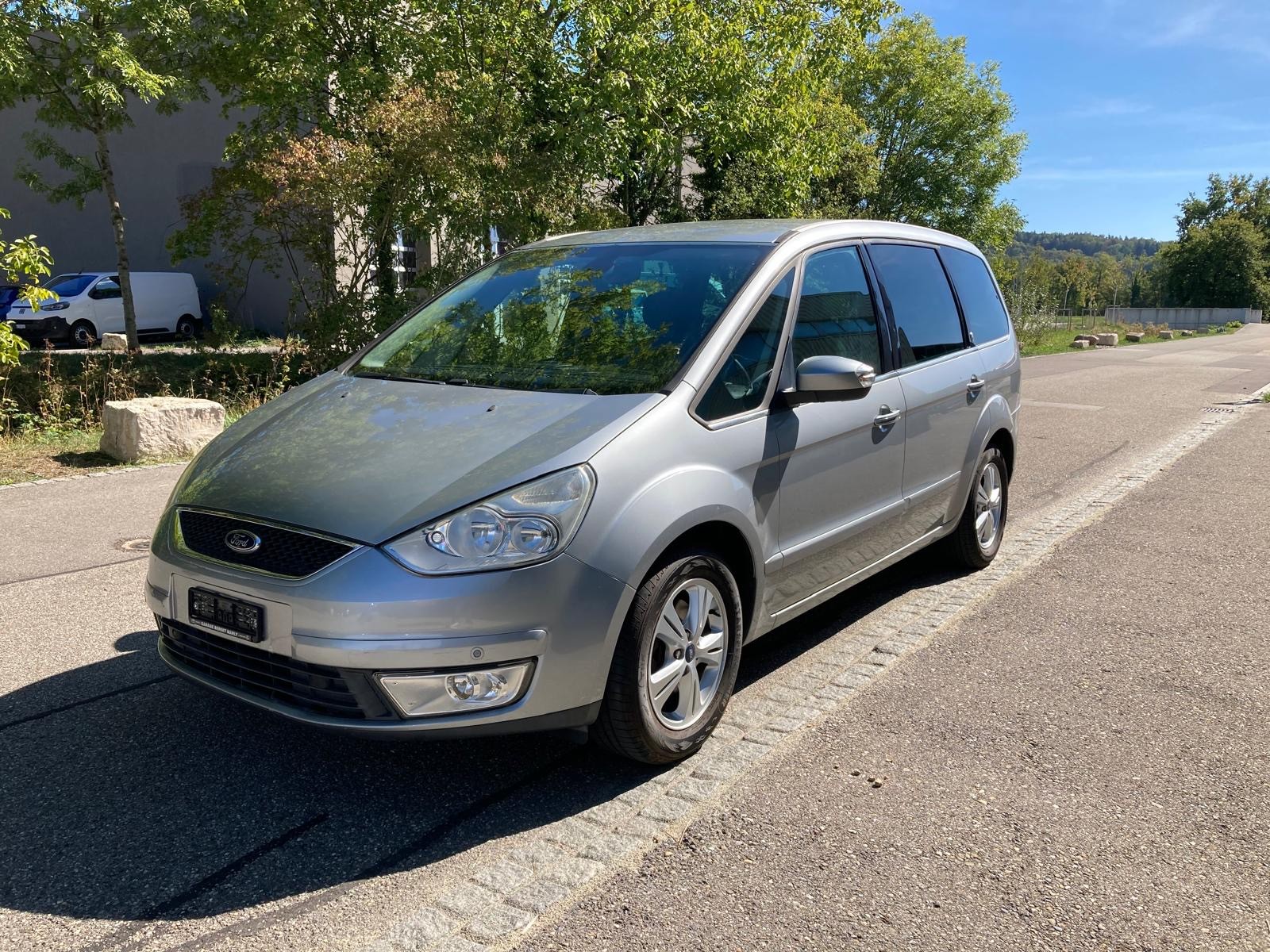 FORD Galaxy 2.0i Ghia-image-0