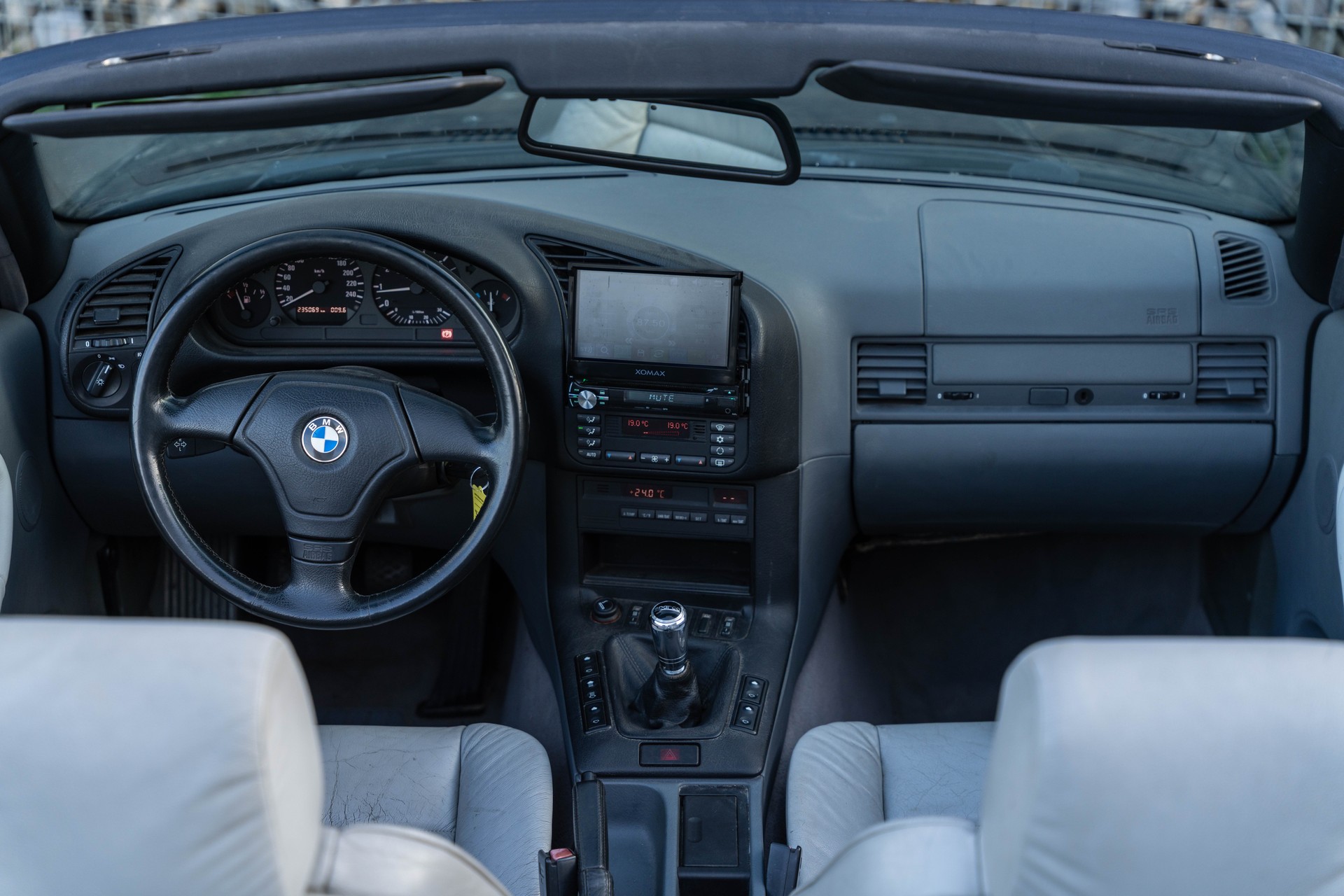 BMW 318i Cabrio M-Paket Facelift-image-15