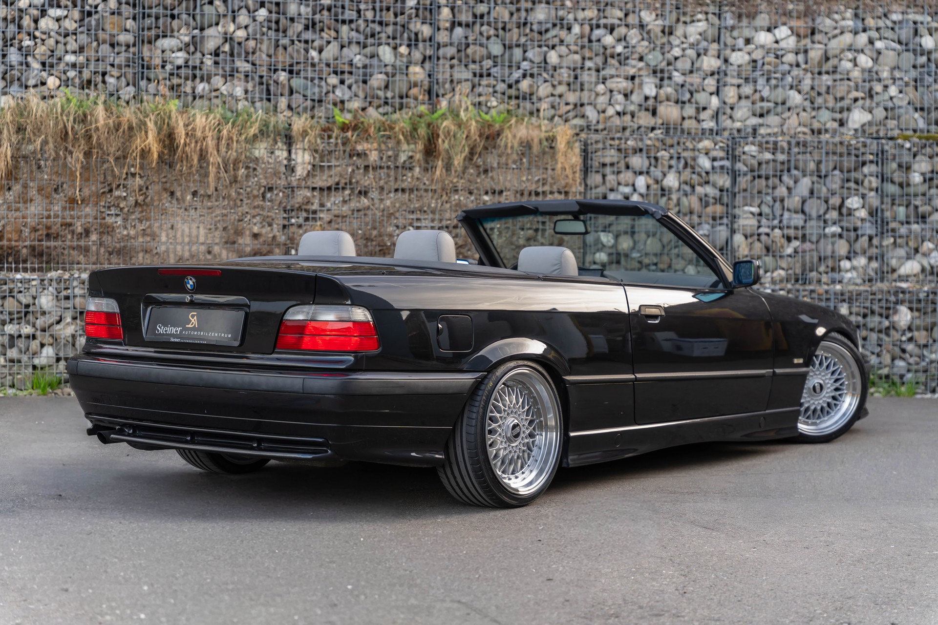 BMW 318i Cabrio M-Paket Facelift-image-11