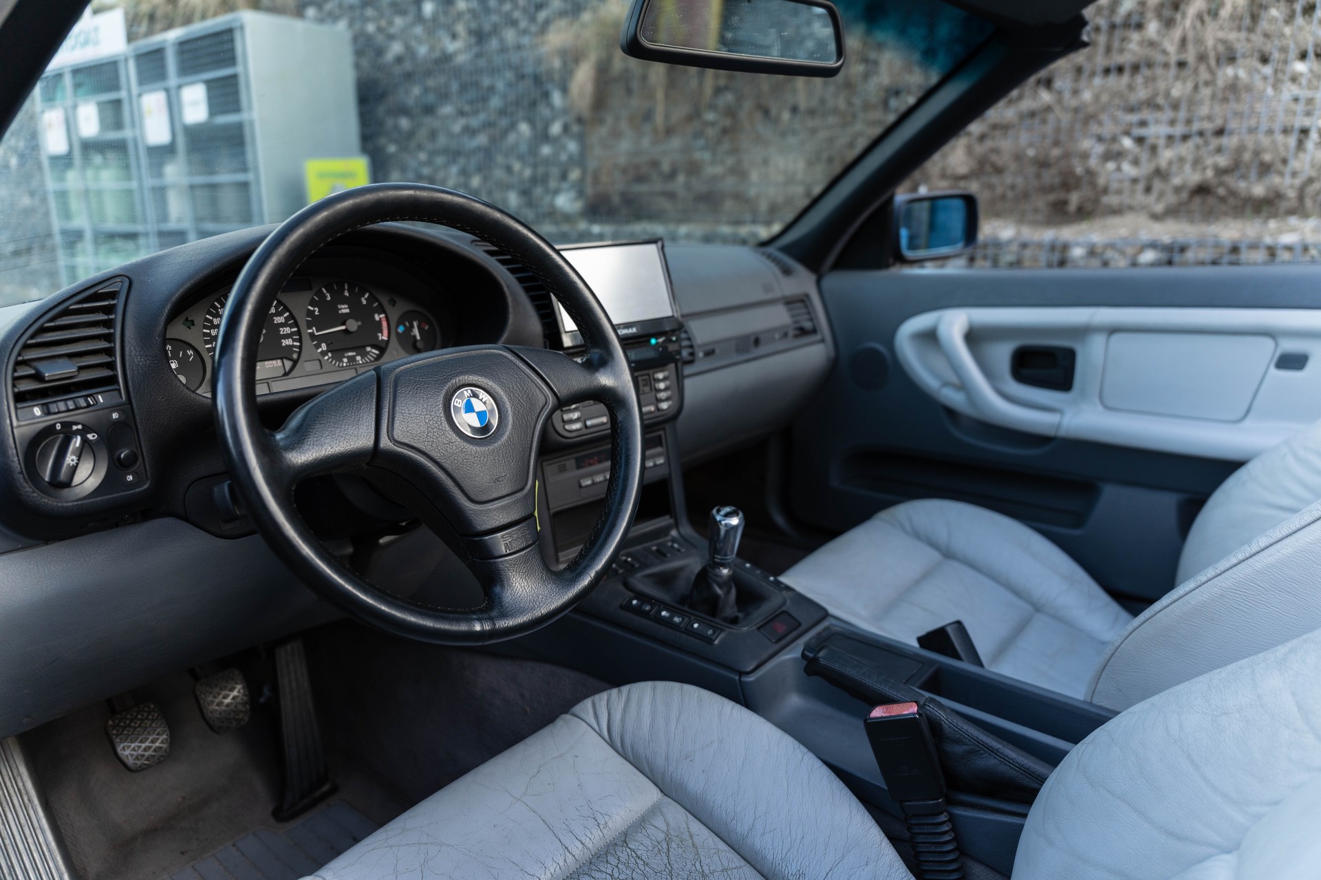 BMW 318i Cabrio M-Paket Facelift-image-20