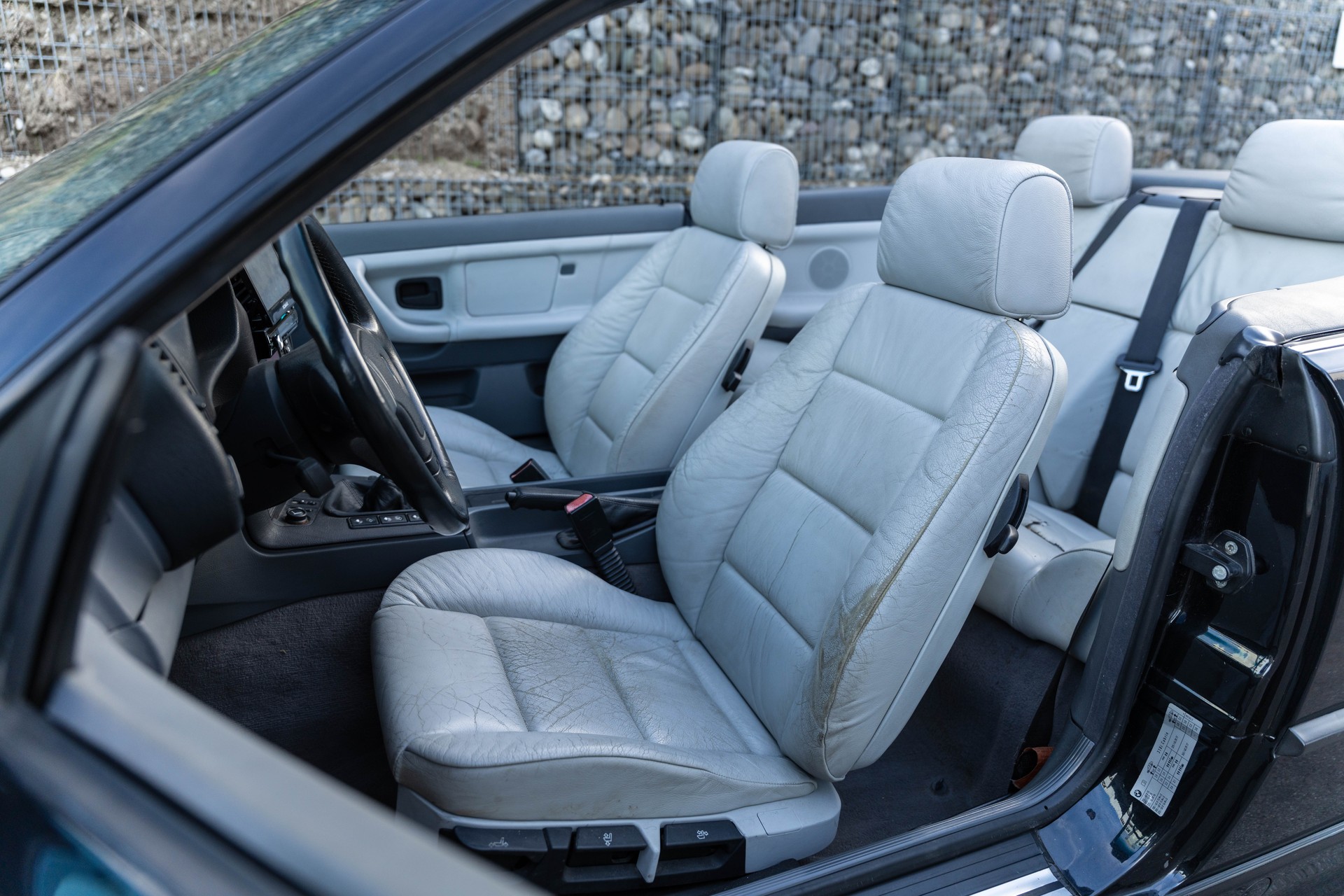 BMW 318i Cabrio M-Paket Facelift-image-22