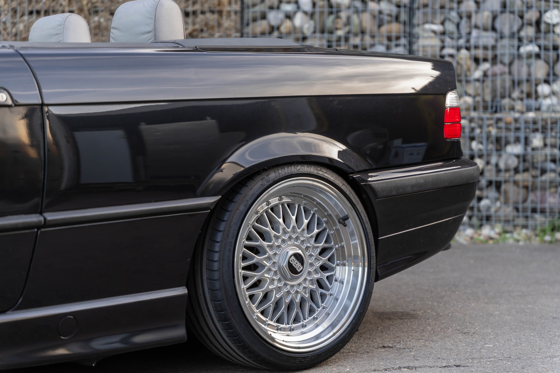 BMW 318i Cabrio M-Paket Facelift-image-2