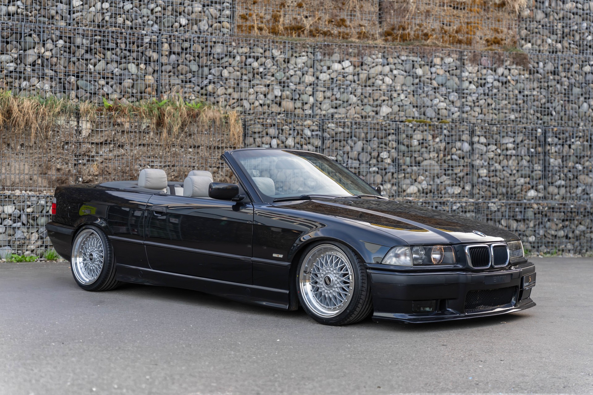 BMW 318i Cabrio M-Paket Facelift-image-13