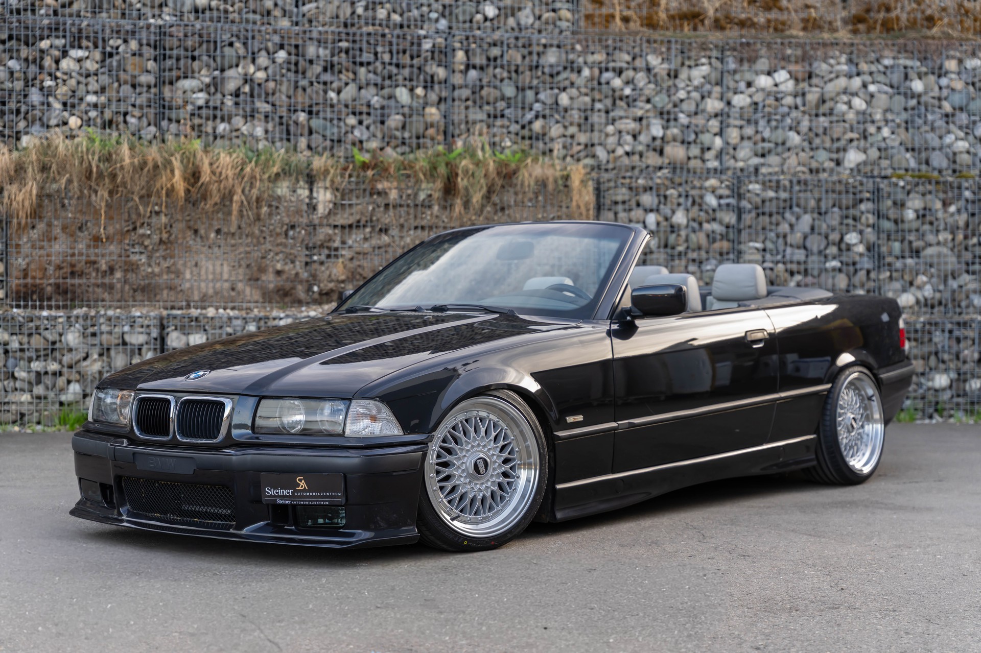 BMW 318i Cabrio M-Paket Facelift-image-0