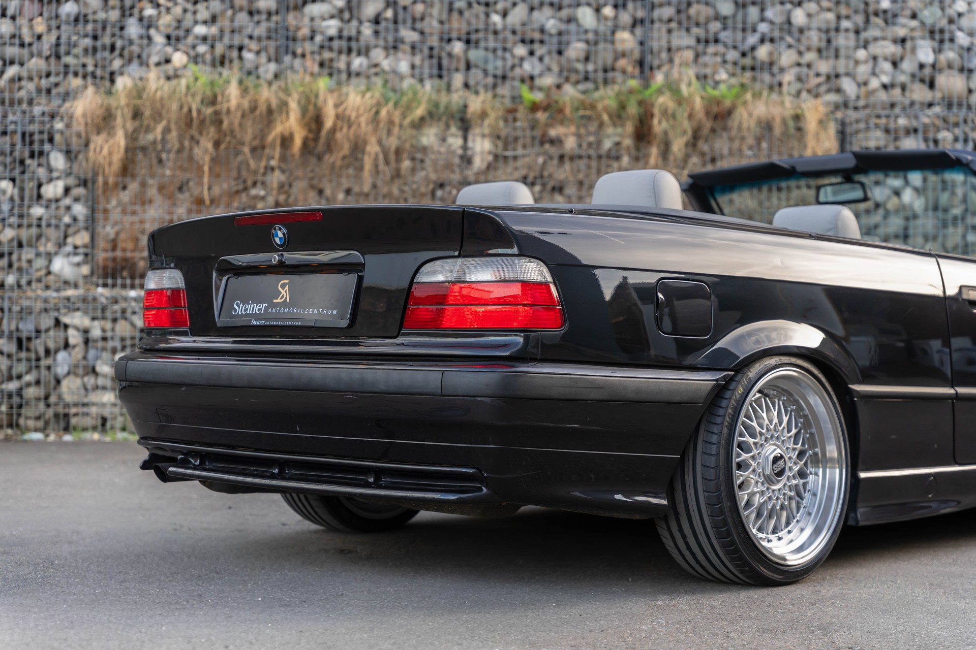 BMW 318i Cabrio M-Paket Facelift-image-10