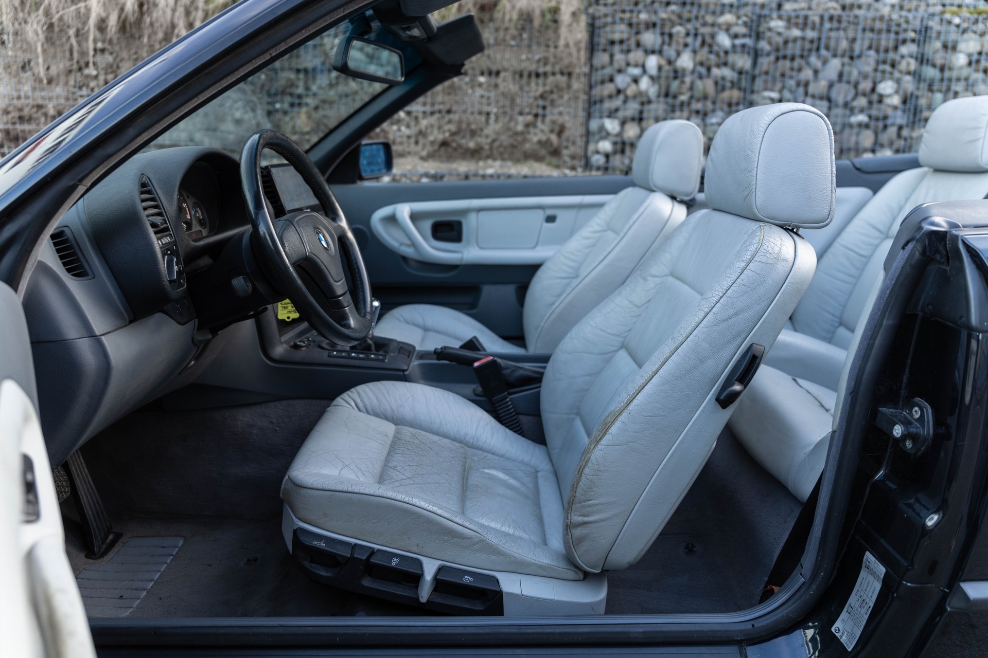 BMW 318i Cabrio M-Paket Facelift-image-21