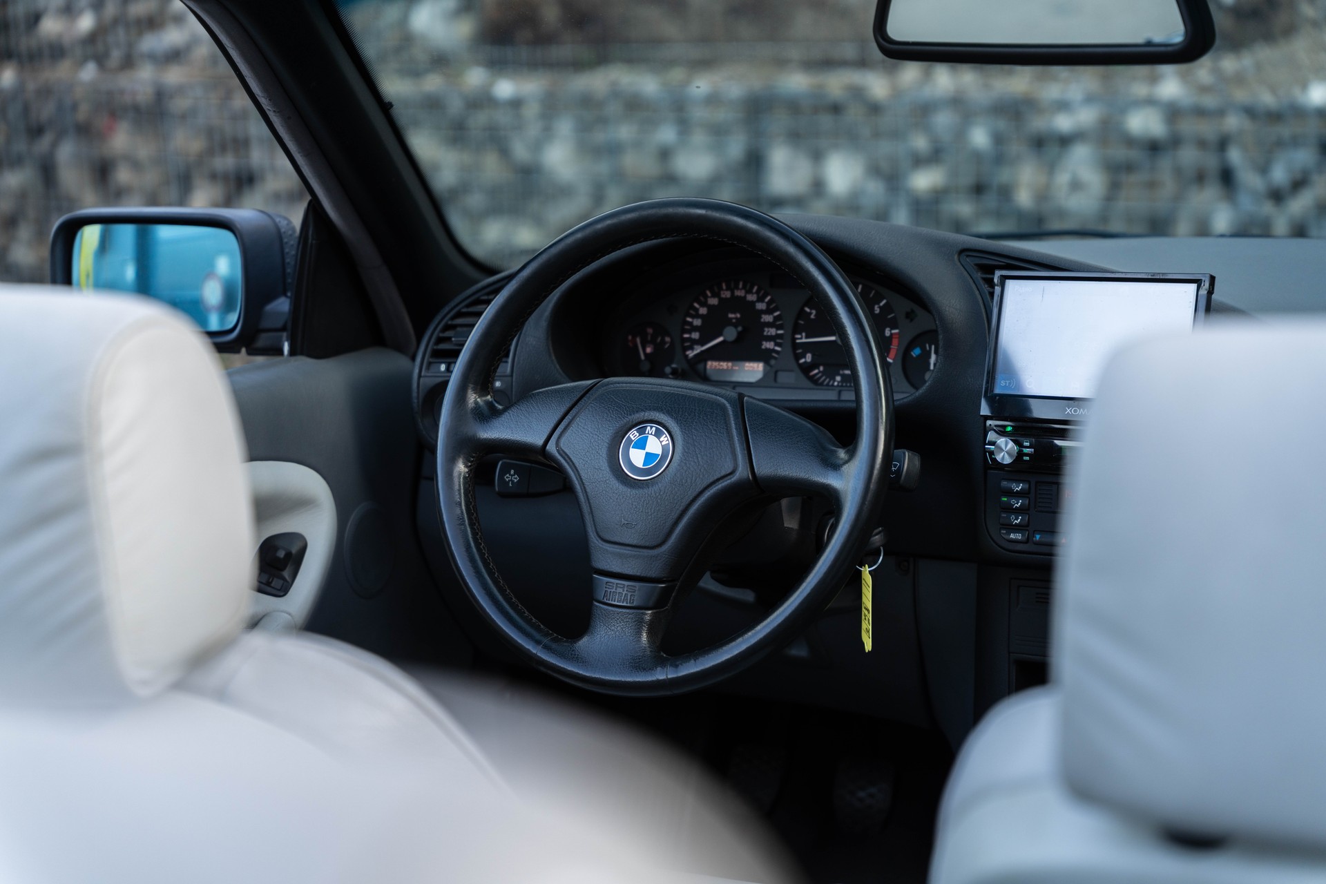 BMW 318i Cabrio M-Paket Facelift-image-16