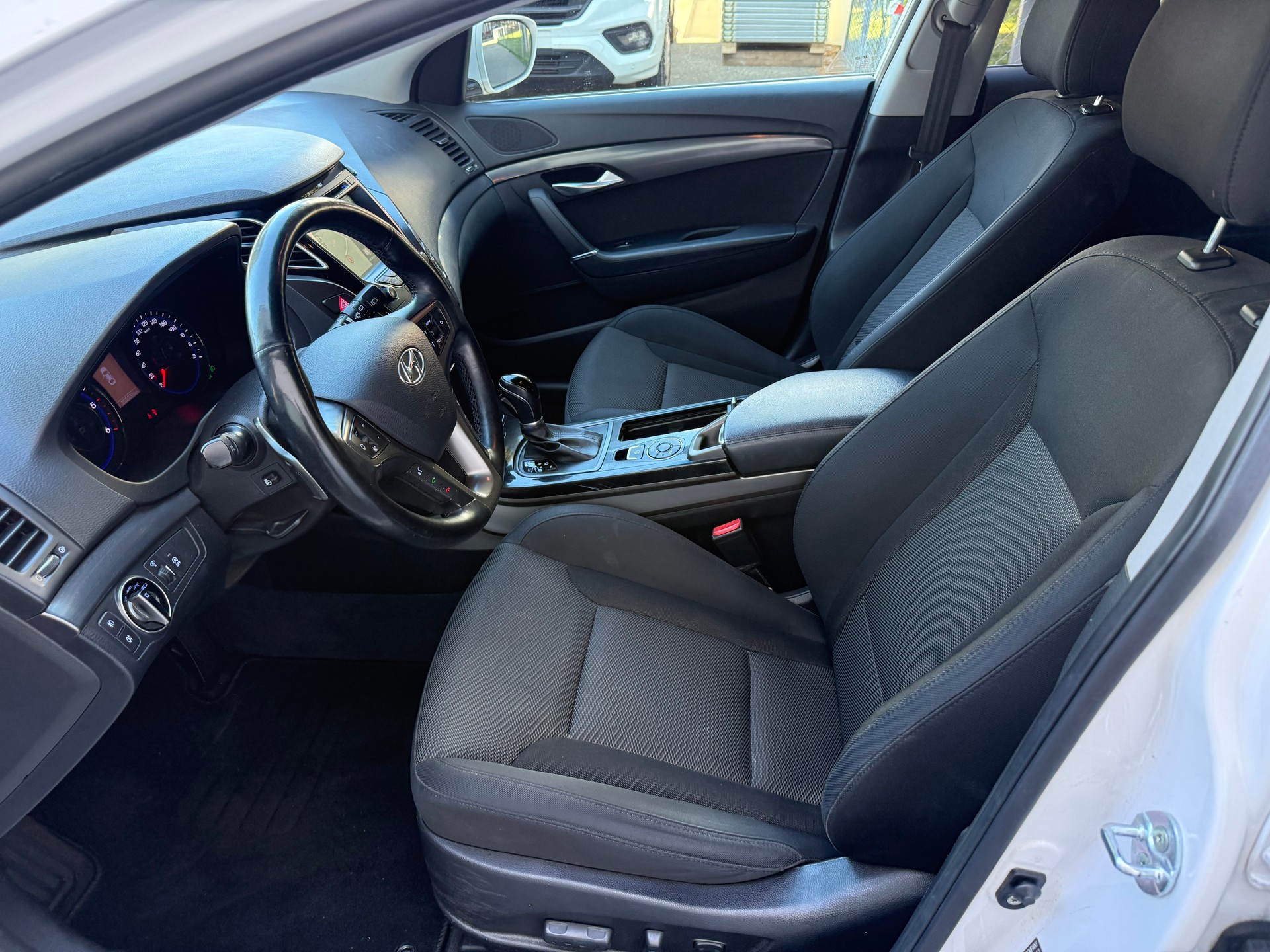 HYUNDAI i40 Wagon 1.7 CRDI Vertex Automatic-image-5