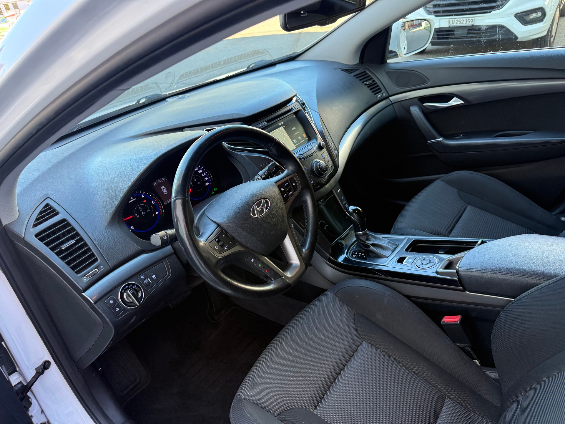 HYUNDAI i40 Wagon 1.7 CRDI Vertex Automatic-image-6