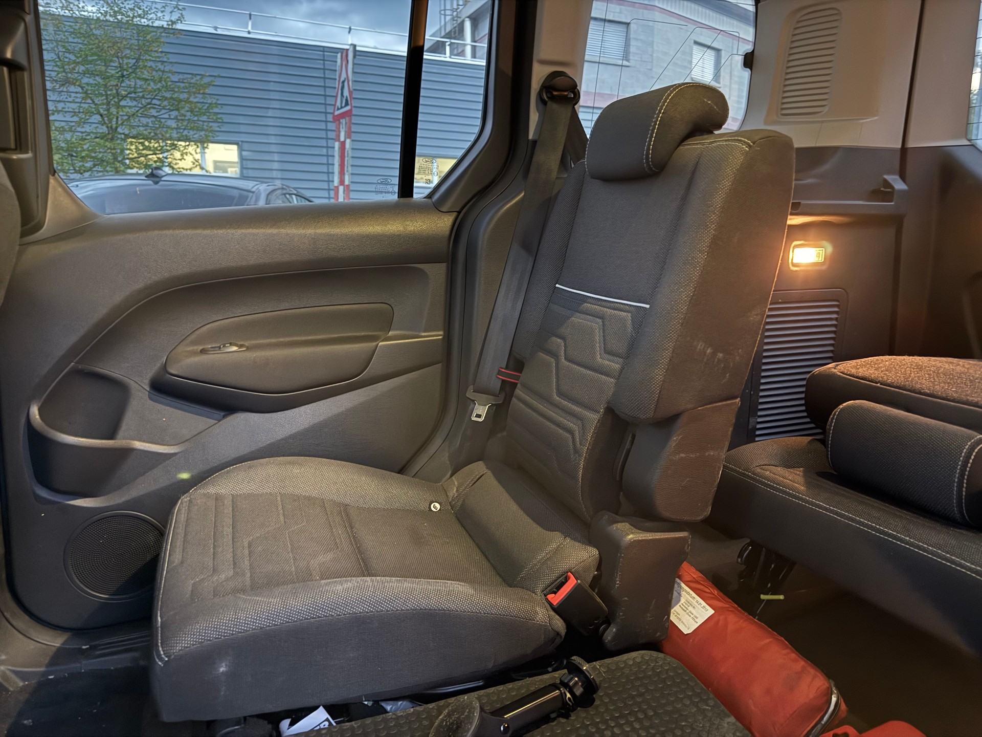 FORD Tourneo Connect 1.5 TDCi Titanium Powershift-image-8