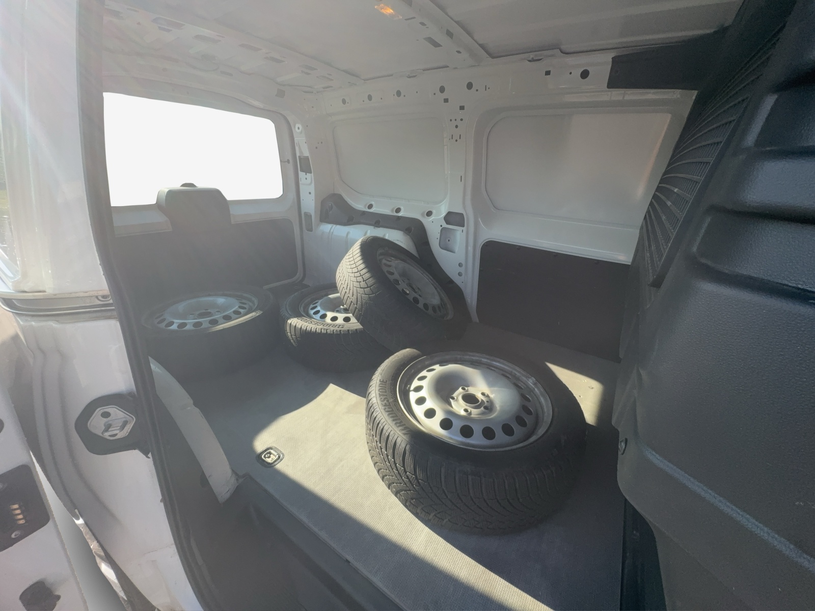 VW Caddy Cargo 2.0TDI Maxi 4Motion-image-11