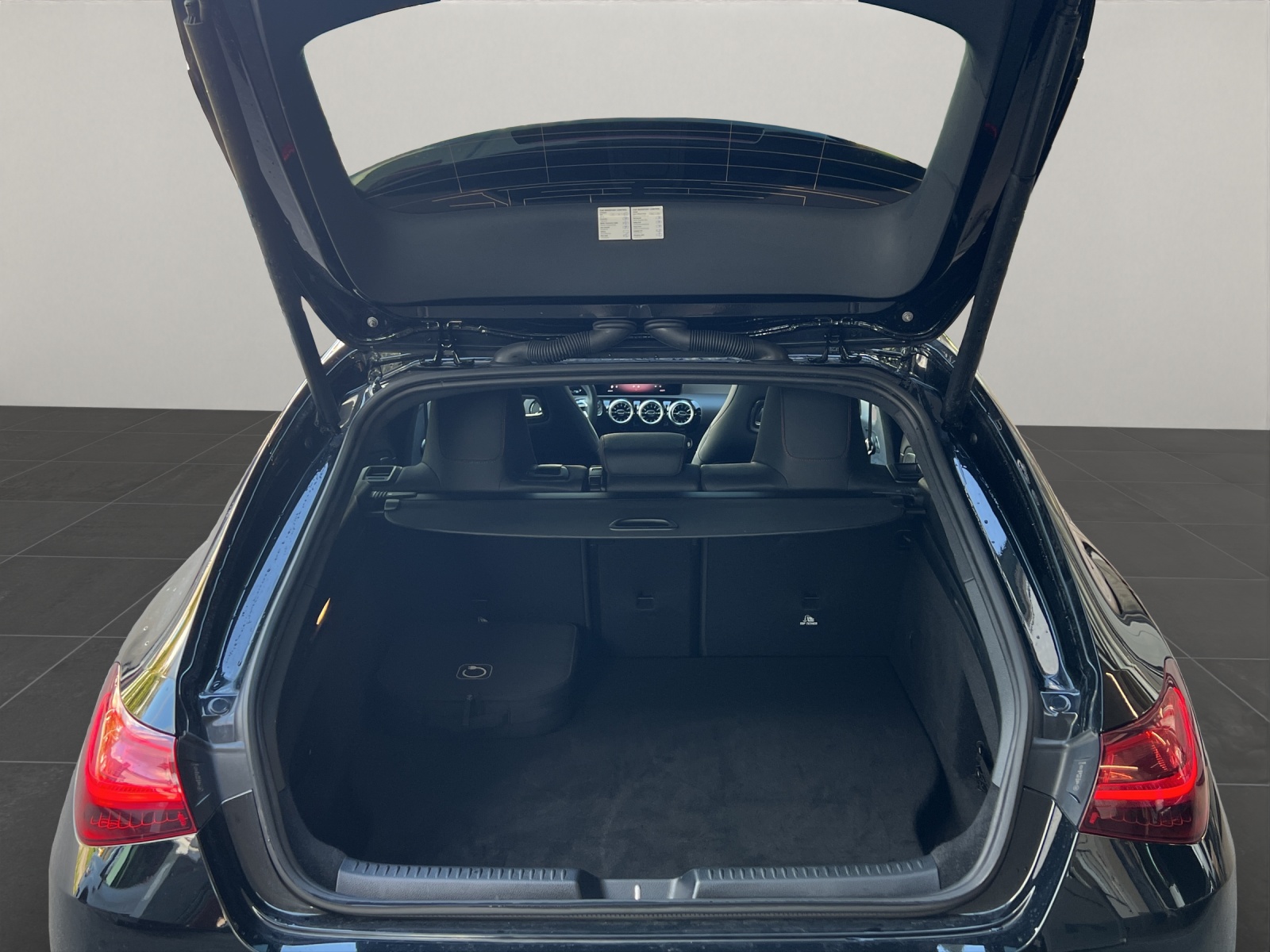 MERCEDES-BENZ CLA 250 e EQ Star AMG Line Shooting Brake-image-15