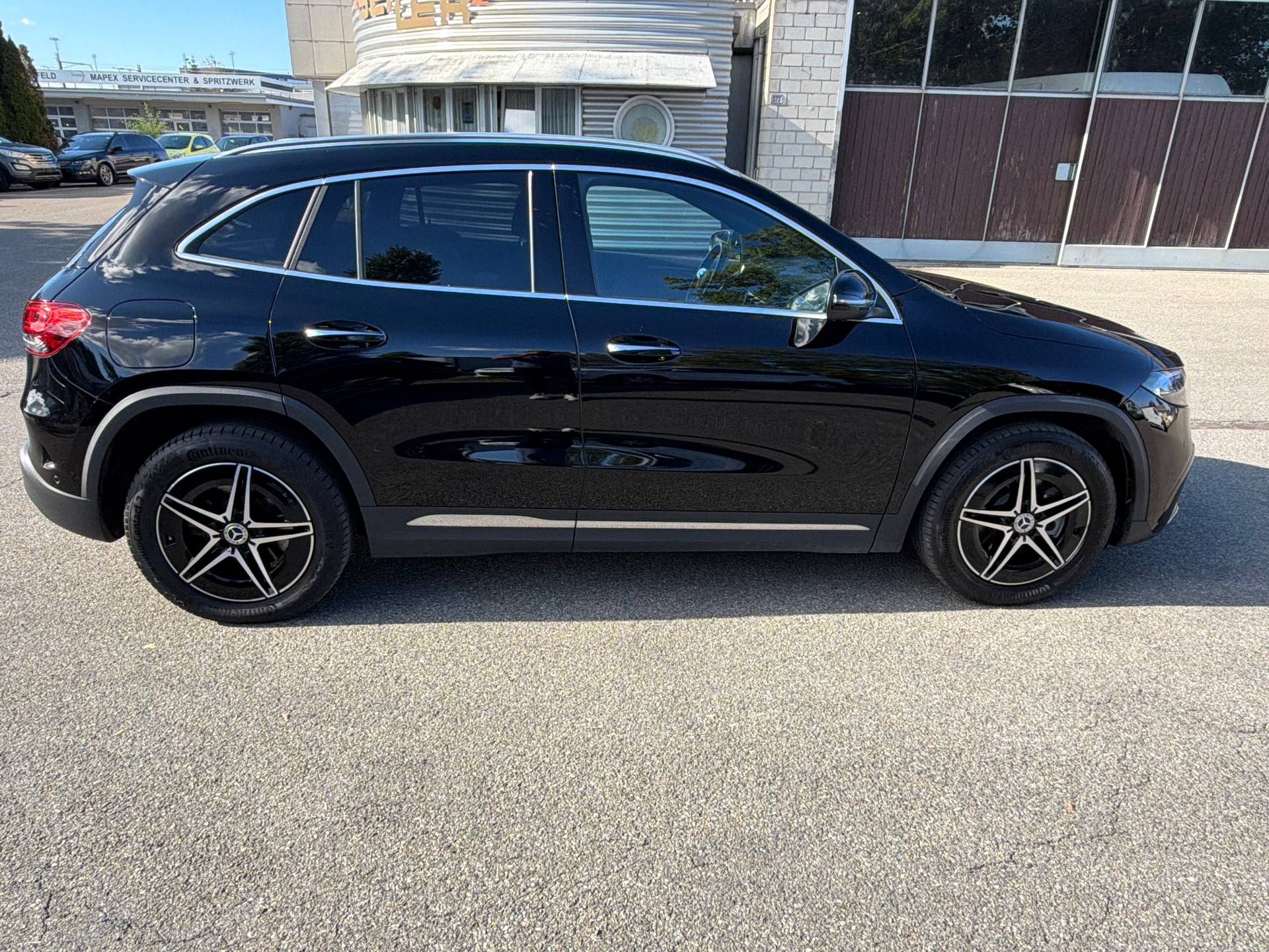 MERCEDES-BENZ EQA 300 AMG Line 4Matic-image-10