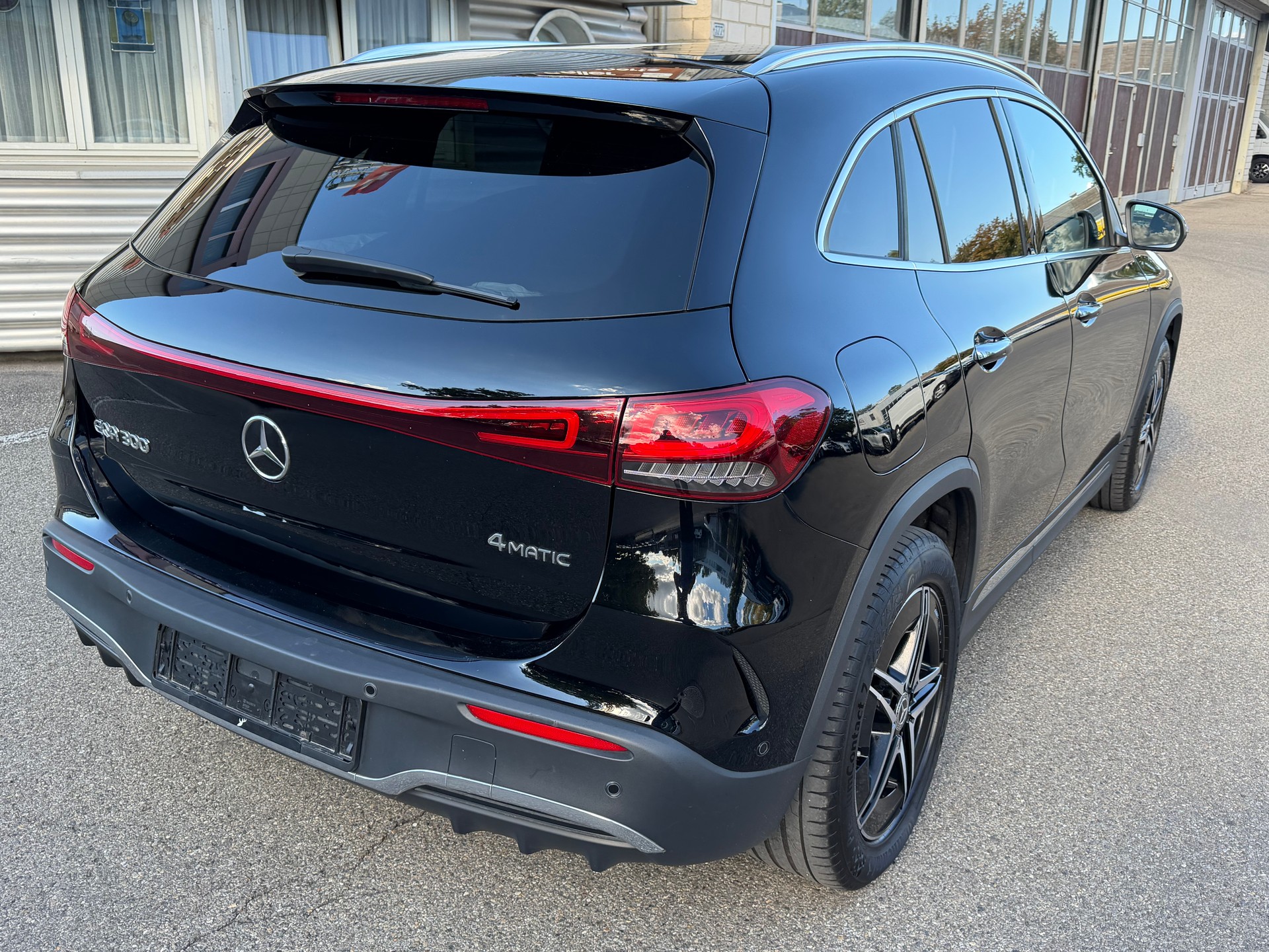 MERCEDES-BENZ EQA 300 AMG Line 4Matic-image-2