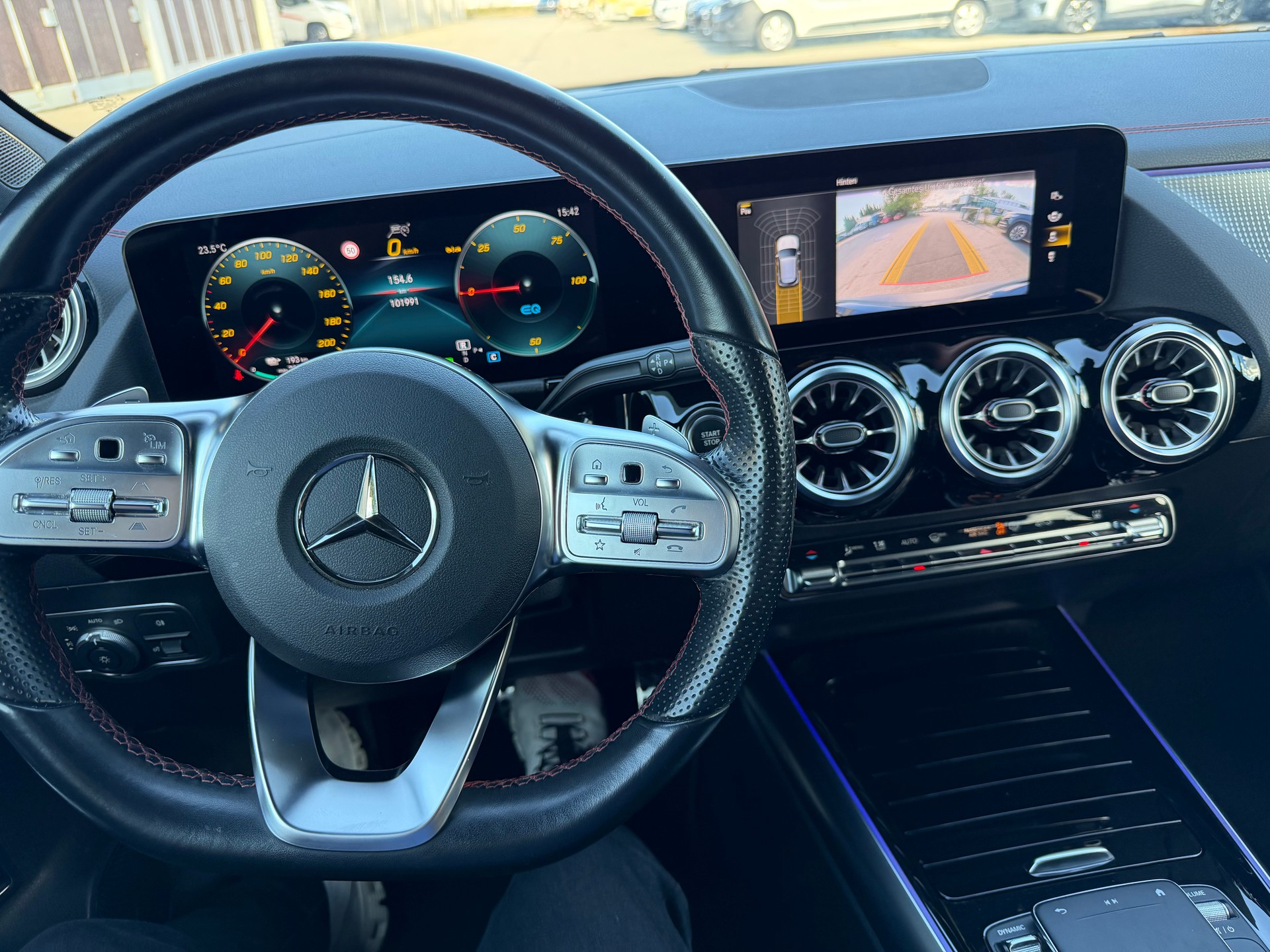 MERCEDES-BENZ EQA 300 AMG Line 4Matic-image-4