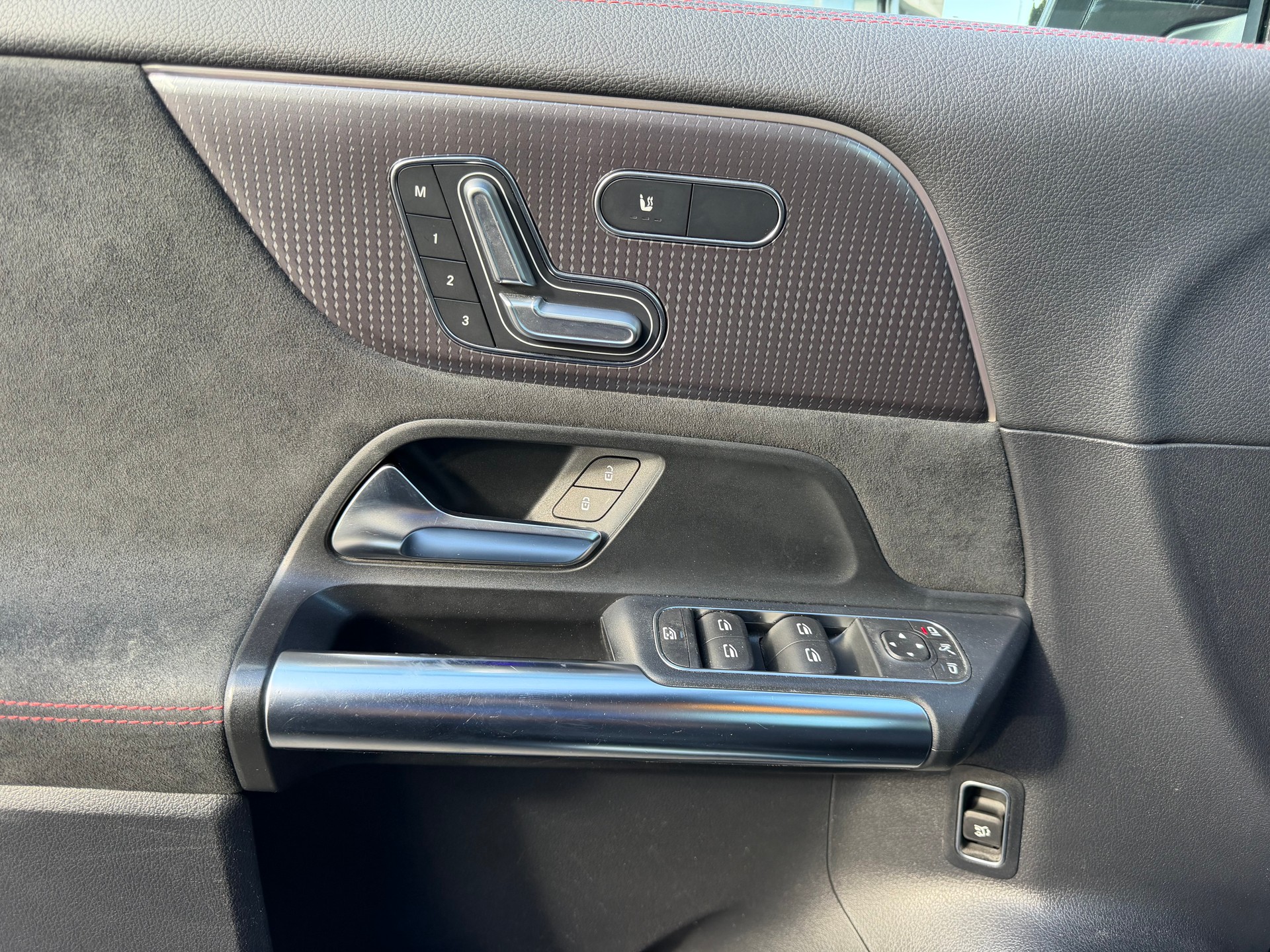 MERCEDES-BENZ EQA 300 AMG Line 4Matic-image-6