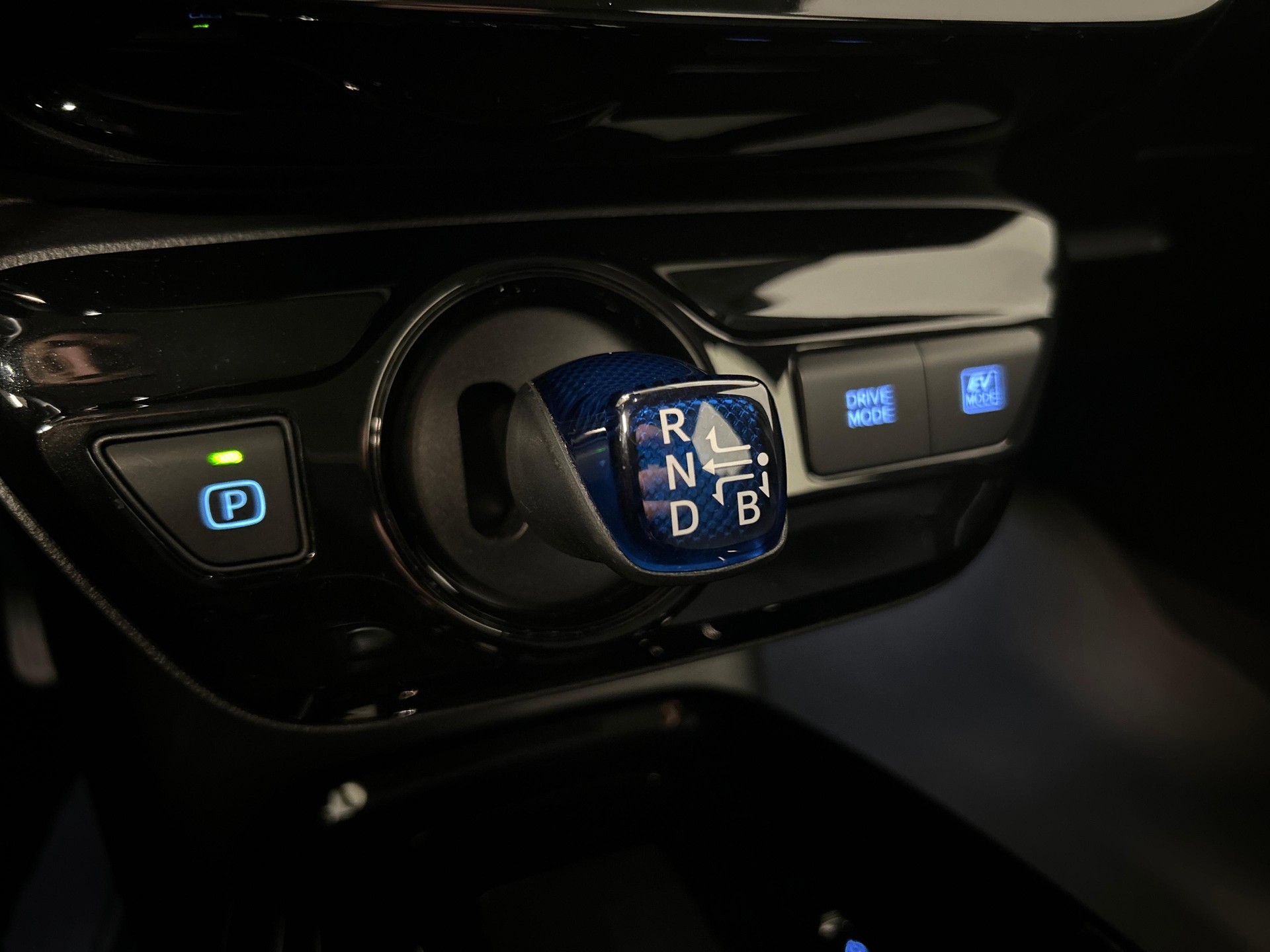 TOYOTA Prius 1.8 VVTi HSD Premium-image-15