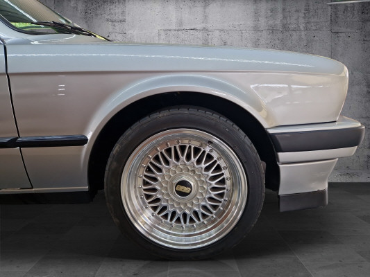 BMW 320i-image-6