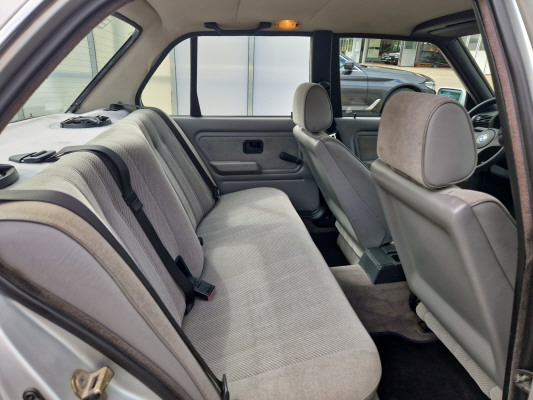 BMW 320i-image-11