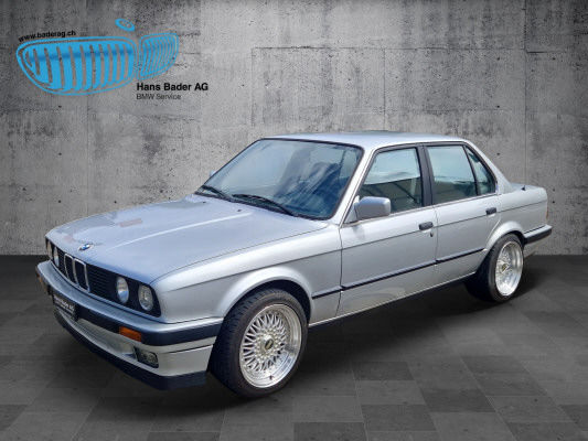 BMW 320i-showroom-element-1