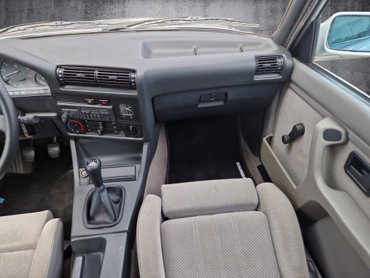 BMW 320i-image-9