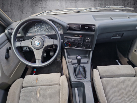 BMW 320i-image-7