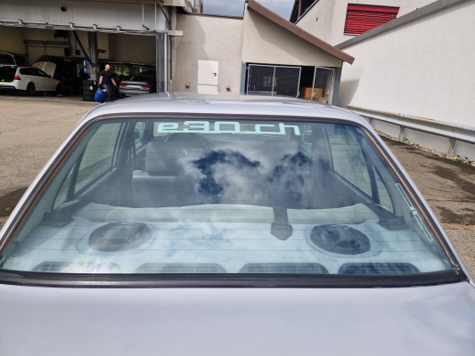 BMW 320i-image-10
