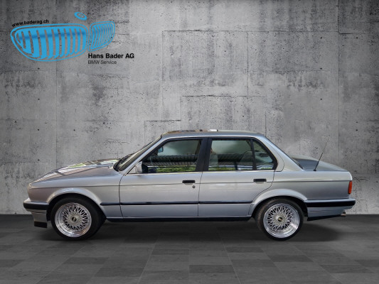 BMW 320i-image-2
