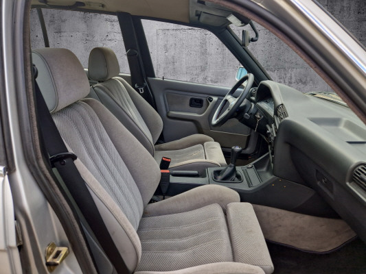 BMW 320i-image-5
