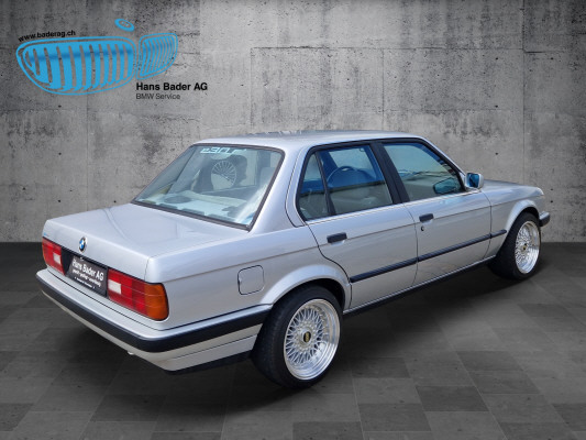 BMW 320i-image-3