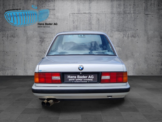 BMW 320i-image-4