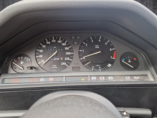 BMW 320i-image-8