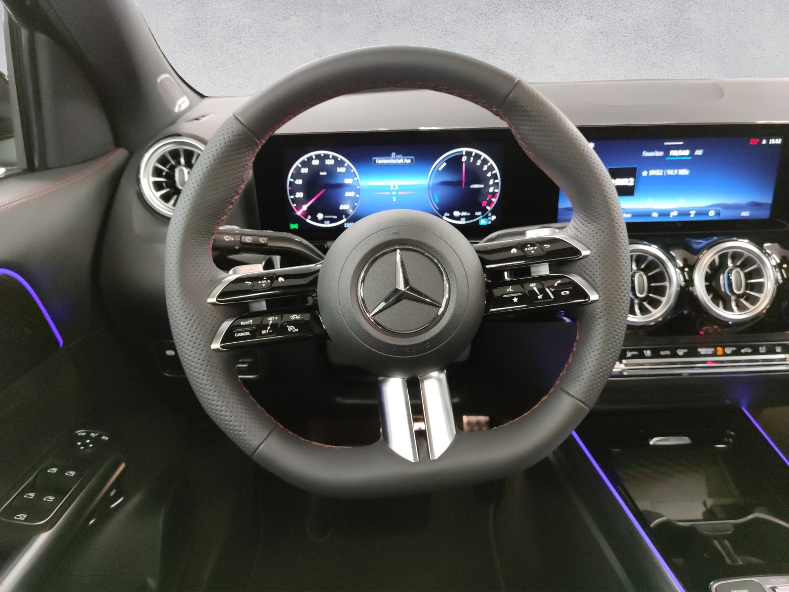 MERCEDES-BENZ GLA 250 e AMG Line-image-11